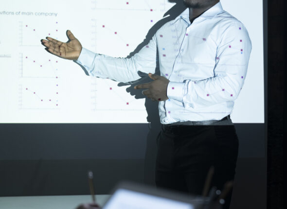 homme-noir-donnant-une-presentation-sur-une-reunion